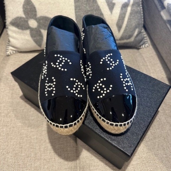 2023 Cruise Collection NEW CHANEL Pearl COCO Mark Espadrilles #38 Noir (Black) - Picture 3 of 5